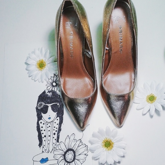 Mettalic Gold Heel Size 8 ⬇️$40 - Picture 2 of 8